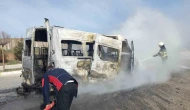 Sivas’ta Servis Minibüsü Alev Aldı: Araç Kullanılamaz Hale Geldi