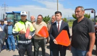 Sivas'ta Trafik Güvenliği İçin Traktör Sürücülerine Reflektör Dağıtıldı