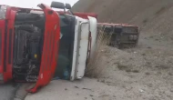 Erzincan-Sivas Karayolunda TIR Devrildi: 1 Yaralı