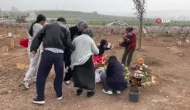 Vahşi Cinayette İki Evladını Kaybeden Anne, Anneler Günü’nde Mezar Başındaydı