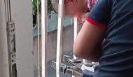 Kafası demir korkuluklara sıkışan çocuk kurtarıldı