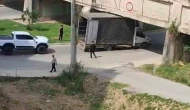 Alçak köprü kamyonete geçit vermedi