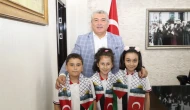 Sivas’ta Öğrenciler Biriktirdikleri Harçlıkları Filistin’e Yardım İçin Teslim Etti