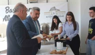 Öğrencilere Sınav Öncesi Sucuk Ekmek İkramı