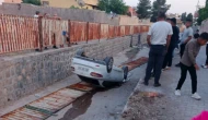 Park Halindeki Otomobil Tahliye Kanalına Devrildi: Facia Son Anda Önlenmiş Oldu