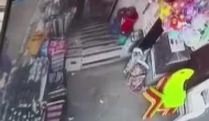İstanbul'da Otomobil Kırtasiye Dükkanına Girdi: Facia Kıl Payı Atlatıldı