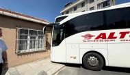 Freni boşalan yolcu otobüsü kayarak gecekonduya çarptı