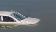 Van’da Otomobil Gölete Uçtu: 2 Kişi Yaralandı