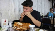 70 Kilo Genç 15 Lahmacunu Tek Oturuşta Yiyor
