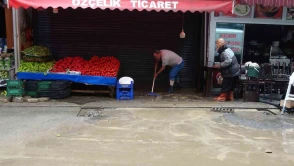 İş Yerlerini Su Bastı Esnaf Selin İzlerini Siliyor