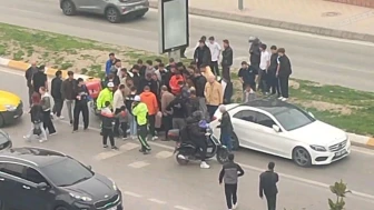 Kırmızı Işıkta Çarpan Motosikletli Hastaneye Kaldırıldı