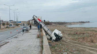 Tır  Duvarda Asılı Kaldı: 1 Yaralı