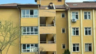 Şanlıurfa'da Okul Çatısında Sigara İçen Öğrenciler Tepki Çekti