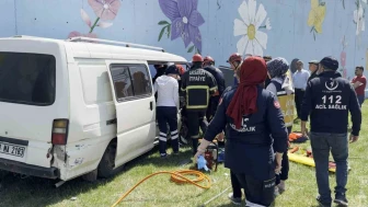 Minibüs Lastik Patlamasıyla Kaza Yaptı