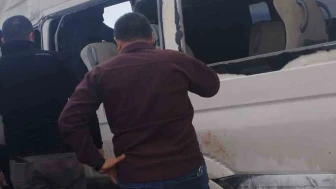 Van’da Yolcu Minibüsü ile Kamyonet Çarpıştı: Ölü ve Yaralılar Var