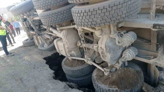 Hatay’da Yol Çöktü, Kum Yüklü Kamyon Devrildi