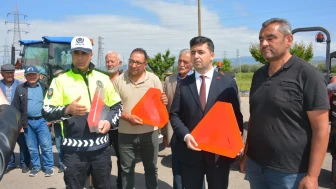 Sivas'ta Trafik Güvenliği İçin Traktör Sürücülerine Reflektör Dağıtıldı