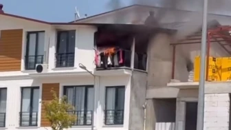 Üç Katlı Binanın Çatısı Yandı