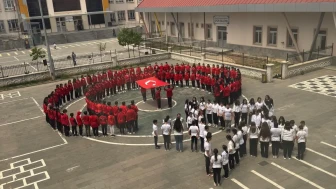 Sivas Mehmet Akif İnan Ortaokulu’ndan 19 Mayıs’a Özel Ay-Yıldız Koreografisi