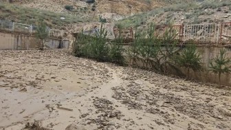 Sivas'ta Dolu Sonrası Okul Bahçesine Sel Suları Taştı