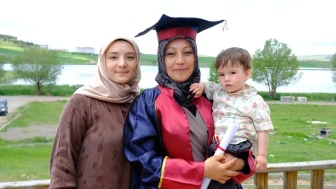 Sivas'ta Anneanne Torunuyla Diploma Aldı