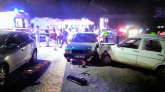 İki Araç Çarpıştı, 5 Kişi Yaralandı