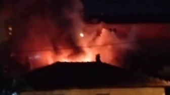 Alevler Gecenin Sessizliğini Bozdu