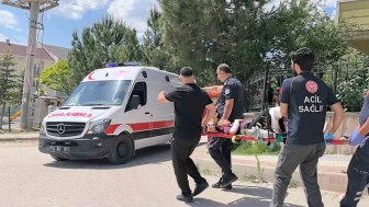 Duvardan Atlarken Demire Saplandı