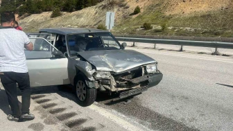 D100 Karayolu’nda Otomobil Kamyona Çarptı: 2 Yaralı