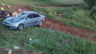 Yoldan Çıkan Otomobil Devrildi