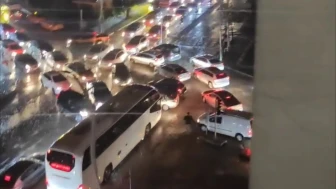 Trafik Işıkları Durdu, Düdükle Akış Sağladı