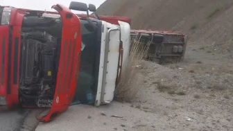 Erzincan-Sivas Karayolunda TIR Devrildi: 1 Yaralı