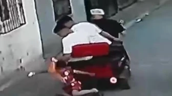 Gençler, Galatasaray Formalı Çocuğu Sürükleyip "Şaka" Dediler
