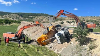 Hafriyat Kamyonu Şarampole Devrildi: 1 Yaralı