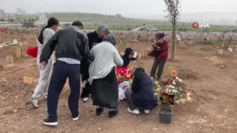 Vahşi Cinayette İki Evladını Kaybeden Anne, Anneler Günü’nde Mezar Başındaydı
