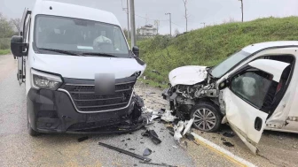 İşçi servisi ile ticari araç çarpıştı: 13 kişi yaralandı