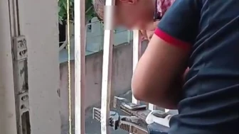 Kafası demir korkuluklara sıkışan çocuk kurtarıldı
