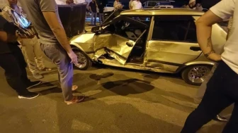 Kamyonet ve Otomobil Çarpıştı, 4 Kişi Hastaneye Kaldırıldı