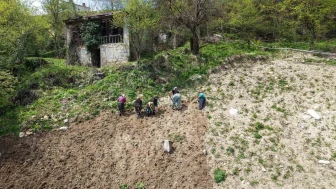 Toprağı Emeğiyle Yeşerten Kadınlar