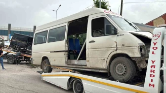 minibüs-kamyonet kazası, 9 kişi yaralandı