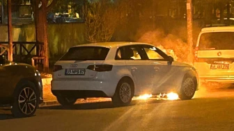 Lüks Otomobil Cayır Cayır Yandı