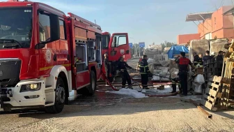 Plastik Tesisat Deposu Alev Aldı
