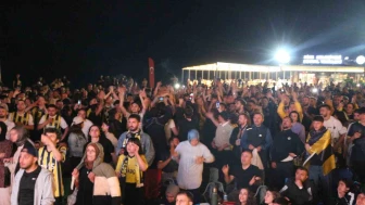 Fenerbahçe’ye Meşaleli Kutlama
