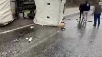 Sivas’ta Yağış Nedeniyle Kamyon Devrildi