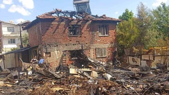 Tutuşan Perde Evi Kül Etti