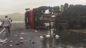 Kaygan Yolda Kontrolden Çıkan Tır Devrildi