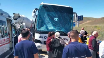 Yolcu otobüsü kontrolden çıktı, 2 kişi hastanede