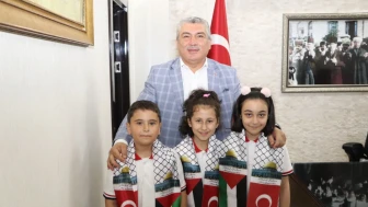 Sivas’ta Öğrenciler Biriktirdikleri Harçlıkları Filistin’e Yardım İçin Teslim Etti