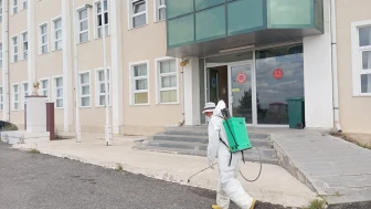 Sivas Cumhuriyet Üniversitesi Hafik MYO Yerleşkesinde Kene ve Haşere İlaçlaması Yapıldı