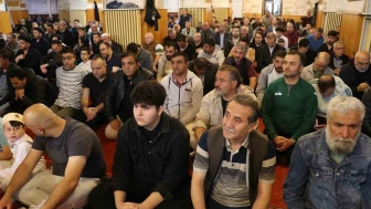 Sivas’ta Tarihi Cami Bayram Namazında Doldu Taştı